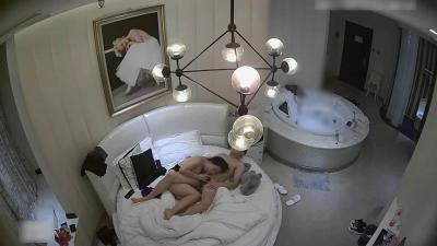 一见就忍不住硬上！换上性感内衣临走前还要再干一发